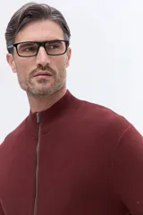 Campera de algodón color bordó con cuello alto, cierre frontal y bolsillos laterales. Presenta un diseño de textura sutil y puños elásticos.