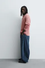 Polo de manga larga con tejido de punto de algodón con estructura tipo waffle. Presenta cuello solapa y cierre frontal con botonadura, con un acabado de efecto lavado.