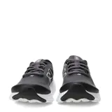 Championes de running New Balance modelo 411, color negro con detalles en blanco. Presentan una capellada de malla transpirable, cierre con cordones y una entresuela blanca que proporciona amortiguación. Incluyen el logo de la marca en el lateral.