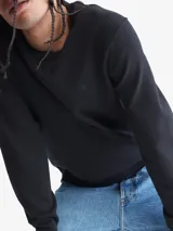 Sweater de punto negro de algodón, con cuello redondo y logo CK bordado en el pecho.