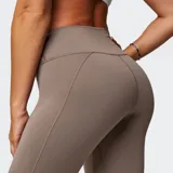 Calza Fabletics modelo Define PowerHold High-Waisted 7/8, de color azul marino, tiro alto y diseño compresivo. Confeccionada con el exclusivo tejido Powerhold con pretina de malla interna para mayor soporte.