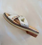 Sandalias de cuero de diseño artesanal pintado a mano, con tiras cruzadas en el empeine, sujetadedo y taco bajo de 3 cm. Marca Carolina De Cunto.