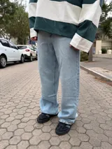 Pantalón de jean corte baggy, de tiro medio y pierna ancha, con lavado claro y costuras reforzadas.
