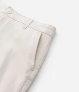 Pantalón masculino de corte skinny confeccionado en sarga de algodón con elastano. Presenta cierre frontal con botón y cremallera, cintura con trabillas y bolsillos laterales y traseros.