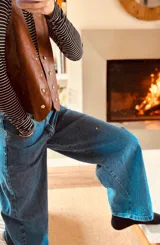 Chaleco marrón de cuero ovino italiano con tachas plateadas.