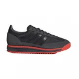 Championes Adidas SL 72 RS color gris oscuro con detalles en rojo en la entresuela y la suela, confeccionados con superposiciones de gamuza y detalles de las tres tiras características de la marca en los laterales.
