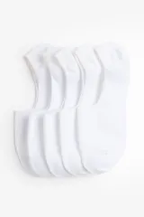 Pack de cinco pares de soquetes deportivos invisibles blancos, de tejido funcional DryMove™ con secciones de ventilación en malla sobre el empeine y reborde de silicona en el talón.