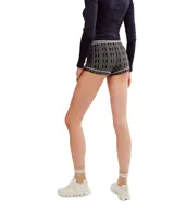 Short estilo bóxer con estampado geométrico en blanco y negro.