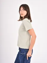 Remera de algodón de corte clásico, con cuello redondo y mangas cortas con terminación en ruedo desflecado.