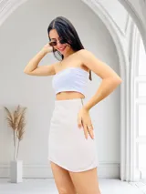 Conjunto de top bandeau y minifalda color negro.