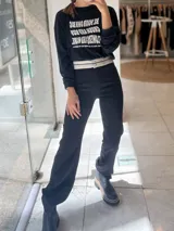 Pantalón negro de vestir, de corte recto y tiro alto.