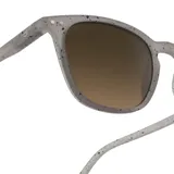 Lentes de sol Izipizi modelo Sun #E, con montura redonda color gris claro moteado y lentes marrones degradé.
