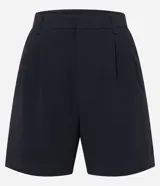 Short de vestir color fucsia, de tiro alto, con pliegues delanteros, bolsillos laterales y trabillas para cinturón.