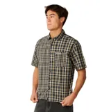 Camisa manga corta Rip Curl modelo Archive Mix Up, de diseño a cuadros en tonos verde militar, negro y beige. Cuenta con cuello camisero, cierre frontal con botones y un bolsillo ojal en el pecho con el logo de la marca bordado.