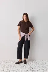 Remera blanca de manga corta y cuello redondo, con calce ajustado al cuerpo y diseño liso y minimalista.