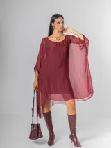 Vestido o blusón maxi de seda italiana color borgoña, con mangas amplias y forro de modal elastizado. Presenta un corte fluido y escote redondo.