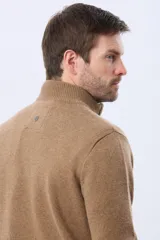 Buzo tejido de lana con cuello alto y medio cierre metálico frontal. Presenta puños y ruedo acanalados, con logo bordado en el pecho.