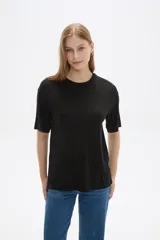 Remera color tostado de viscosa con textura acanalada, manga corta, corte holgado y cuello redondo.