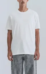 Remera de manga corta y cuello redondo, confeccionada en algodón premium. Presenta un calce regular que acompaña el cuerpo de forma cómoda y cuenta con un detalle de recorte en la espalda.