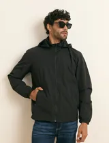 Campera impermeable gris con capucha, cierre frontal y bolsillos laterales con cremallera.