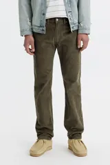 Pantalón Levi's® 505 de corte regular fit, color verde oliva, con bragueta de cierre y estilo clásico de pierna recta.