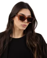 Lentes de sol con montura cuadrada color marrón translúcido y lentes marrones.