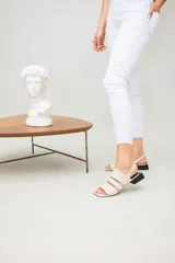 Sandalias rojas de cuero con tres tiras en la capellada, pulsera ajustable y taco cuadrado negro de 3 cm de altura.