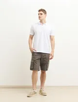 Remera azul con cuello polo y tapeta de dos botones.