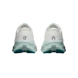 Championes deportivos On modelo Cloud X 5 de color blanco con detalles en verde menta y gris. Presentan capellada de malla transpirable y suela CloudTec con amortiguación Helion.