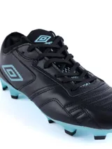Championes de fútbol Umbro Speed HG, color negro con detalles en celeste. Capellada de cuero y flyknit, suela de TPU y plantilla de EVA y mesh.