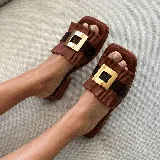 Zuecos negros de cuero vacuno, con capellada fruncida y horma cuadrada.