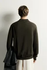 Sweater polo de punto regular fit tejido en hilatura de lana color gris oscuro, con cuello solapa, abertura frontal con botonadura y manga larga con acabados en rib.