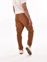 Pantalón jogger color marrón con bolsillos cargo, cintura elástica ajustable con cordón y puños elásticos.