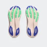 Championes de running Asics modelo Gel Nimbus 28, color negro con detalles en naranja neón y suela blanca. Presentan tecnología PureGEL en el talón y entresuela FF BLAST PLUS para mayor amortiguación, con capellada de tejido técnico.