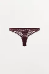 Tanga de encaje color vino tinto, con tiro medio y cintura elástica.