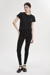 Jeans Levi's modelo Mile High Super Skinny de tiro súper alto, corte ajustado en cadera, muslos y piernas hasta el tobillo. Confeccionados en denim elástico para mayor comodidad y ajuste.