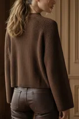 Sweater de algodón color azul, de punto grueso, con cuello redondo y mangas largas.