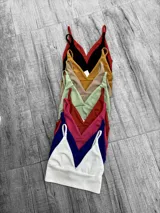 Top triángulo de breteles finos, confeccionado en tejido de punto elástico. Disponible en varios colores: rojo, negro, mostaza, beige, verde, ladrillo, fucsia, azul y blanco.