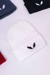 Gorro tipo beanie de punto color marrón, con diseño acanalado y logo bordado en color blanco en la parte frontal.