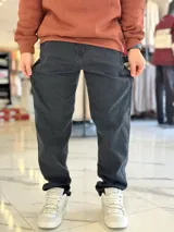 Pantalón de jean celestes de corte relaxed fit con costuras laterales decorativas y presillas.