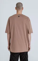 Remerón de algodón premium color cañamo (marrón claro/tostado), con corte extra oversize, hombros caídos y cuello redondo.