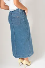 Falda midi de jean azul con abertura frontal y abotonadura completa.