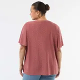 Remera rosa de punto calado con escote en V y mangas cortas amplias.