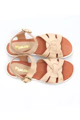 Sandalia de cuero color beige, con tiras cruzadas y hebilla.