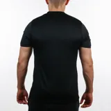 Remera deportiva negra de poliéster con cuello redondo y logo reflectivo en el pecho.