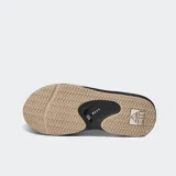 Ojotas Reef Fanning negras con tiras marrones y logo de la marca en la tira.