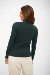 Sweater de punto fino con cuello medio alto, manga larga y ajuste al cuerpo.