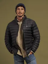 Campera puffer color bordó con cierre frontal y bolsillos laterales con cierre.