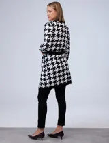 Cardigan largo con estampado de pata de gallo en blanco y negro, con lazo de ajuste en la cintura.