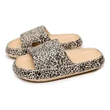 Chancletas tipo ojota de goma con diseño de animal print, suela antideslizante y ajuste cómodo.